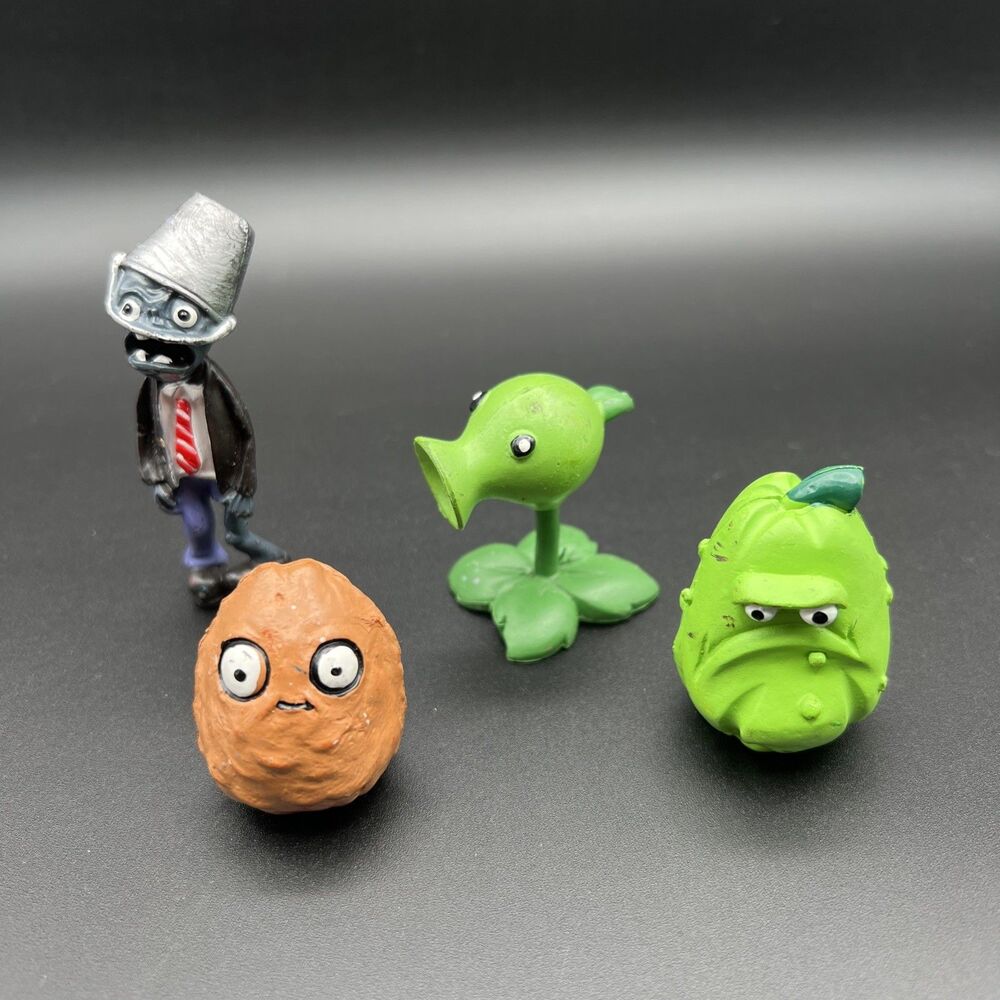 4 Plants Vs Zombies Figurines Peashooter, Walnut, Squash, Buckethead